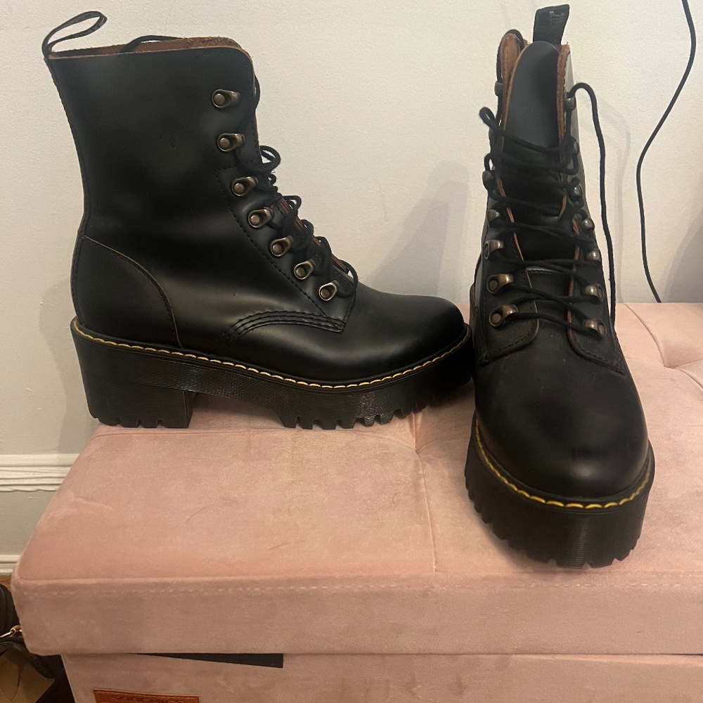 ***NEW****NEVER WORN DOC MARTIN BOOTS SZ 9